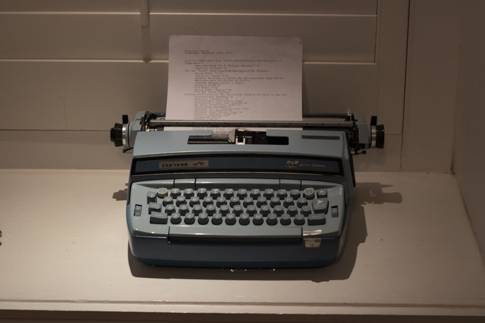 A photo of an antique 70's light blue typewriter.