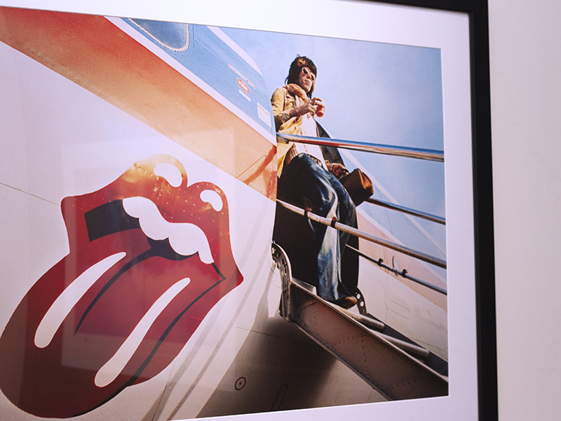 Photograph of Keith Richards exiting a plane at the SFAE gallery